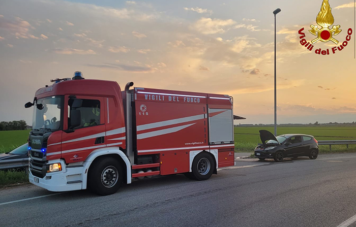 Automobilista fortunato: principio d'incendio in auto mentre passano i pompieri