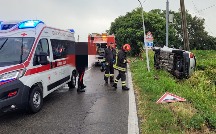 Esce di strada e abbatte un palo della luce e uno del telefono. Portato al Dea