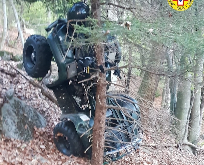 Quad in una scarpata, i due occupanti in ospedale 