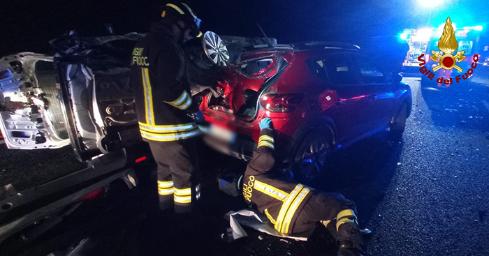 Incidente in autostrada con quattro auto. Una persona estratta dalle lamiere