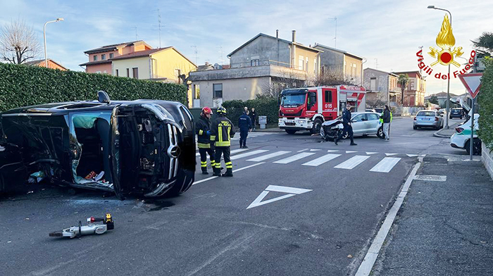 Scontro tra due auto, persona incastrata nella vettura ribaltata