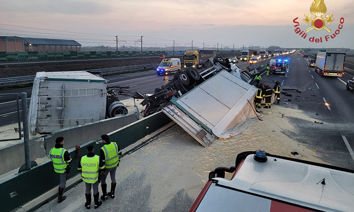 incidente stradale in autostrada A4, autotreno salta la carreggiata e si ribalta