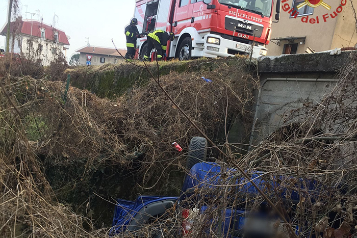 Auto si ribalta nel canale a bordo strada, conducente in ospedale