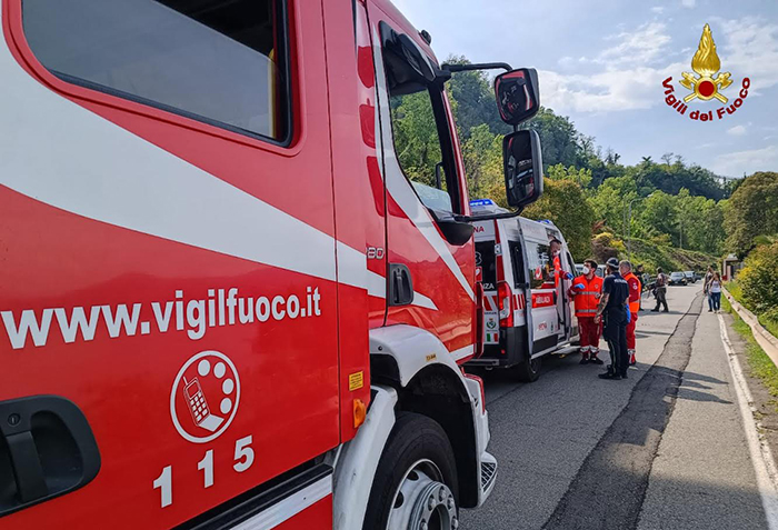 Schianto tra auto e moto, automobilista estratto dal veicolo dai Vigili del fuoco