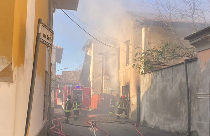 Fiamme al piano terra di una abitazione, intervengono i Vvf. Nessun ferito
