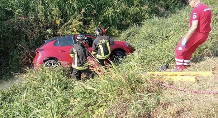 Frontale tra due auto, vetture carambolate in un canale irriguo. Due in ospedale