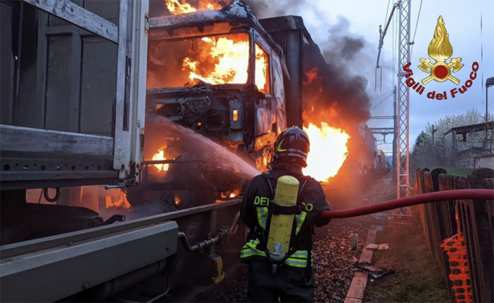 Incendio lungo la linea ferroviaria, bus sostitutivi fra Borgomanero e Novara