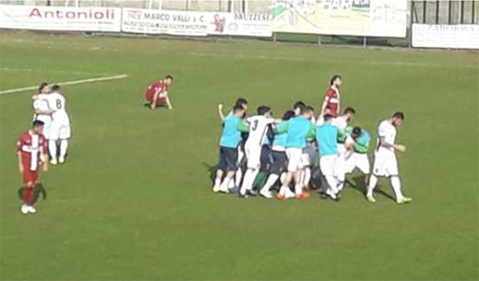 Il Gozzano cade in 10 uomini. Con il Varese termina 2-1
