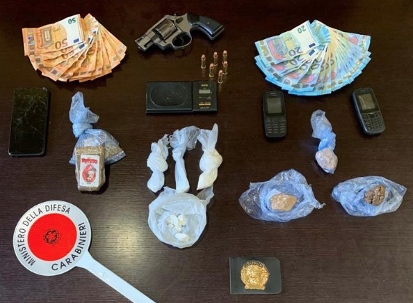 Droga, soldi e una pistola: irregolare arrestato nei boschi di Oleggio