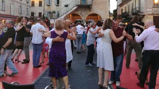 Orta: stasera Tango. La piazza Motta come una milonga