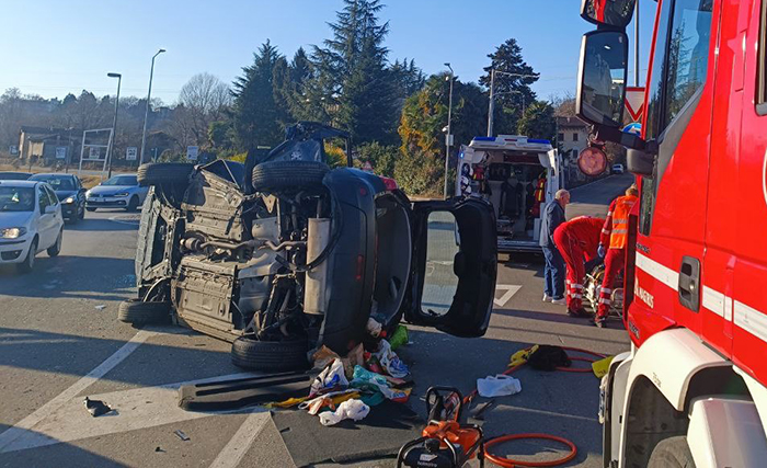 Incidente stradale ad Arona: un'auto si ribalta in via Vittorio Veneto