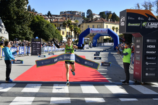 Ennio Frassetti vince la decima maratona del Lago Maggiore e porta a casa il titolo regionale 