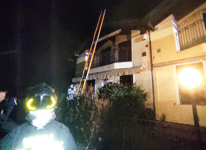 A fuoco il tetto di una casa, intervento dei Vvf. Immobile inagibile, ma danni
