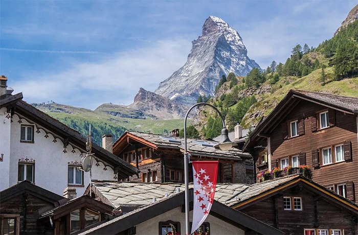 Rialzarsi dopo una epidemia. Walter Finkbohner ci porta l'esempio di Zermatt, nel 1963 travolta dal tifo ed ora con milioni di turisti