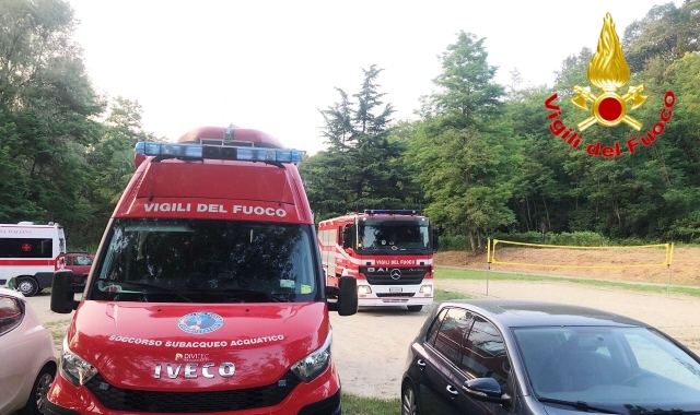 Si tuffa nel Ticino, annaspa e scompare 