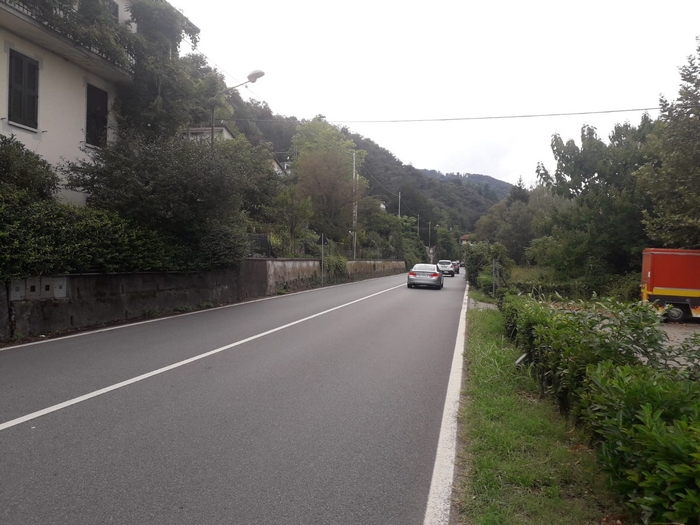 Due motociclisti cadono sulla statale del Sempione: uno è grave