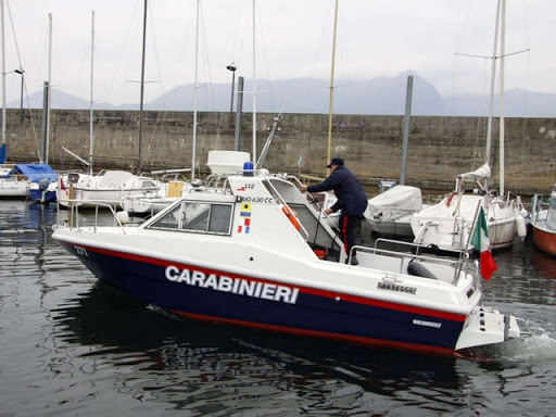 I carabinieri recuperano la barca a vela alla deriva