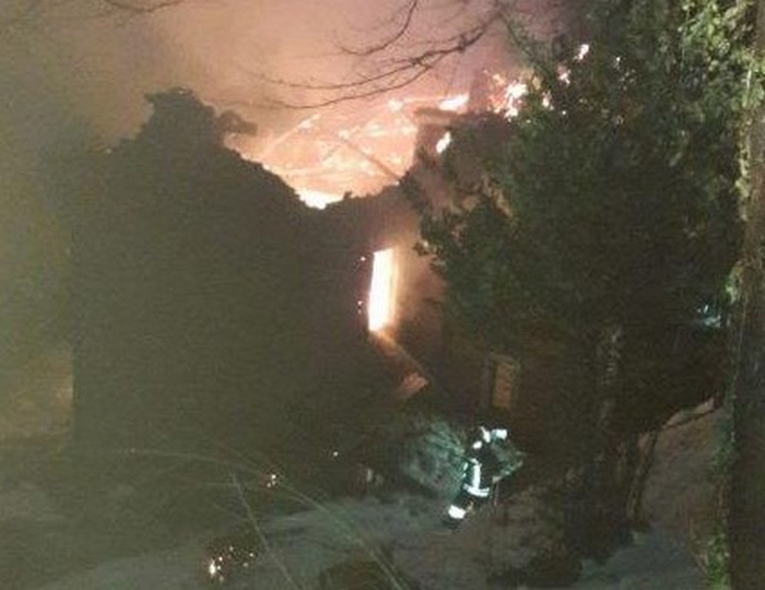 Villetta distrutta dalle fiamme, salvi gli occupanti (foto)