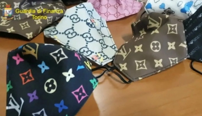 Accessori e mascherine di lusso contraffatti: maxisequestro della Finanza