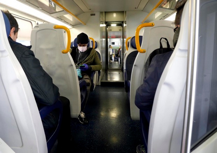 Il Piemonte allenta le restrizioni: riaprono le discoteche. Bus e treni, stop ai posti contingentati