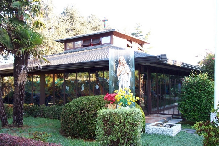 Vandali rompono a sassate la vetrata della chiesa: danneggiata una statua