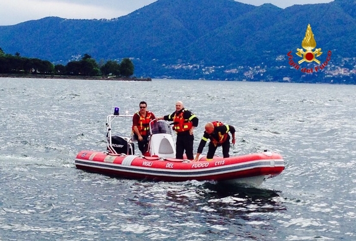 Windusrfer sorpreso dal vento e soccorso dai vigili del fuoco