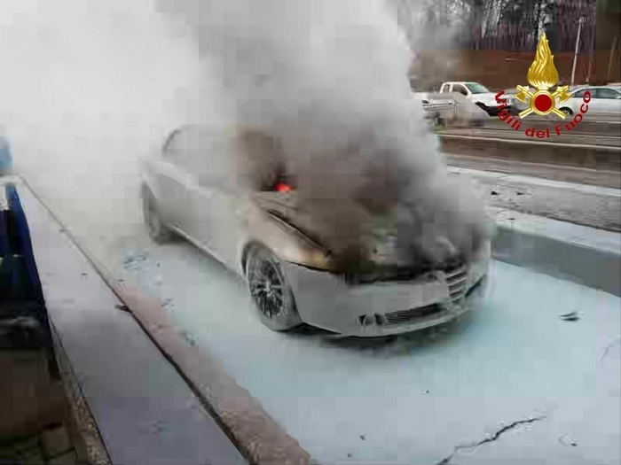 Auto in fiamme al casello dell'autostrada