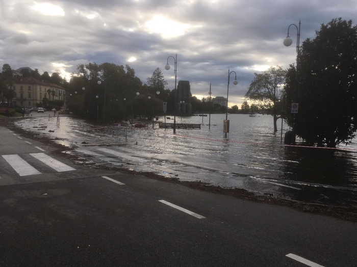 Il Verbano esonda a Pallanza: chiusa piazza Garibaldi (foto)