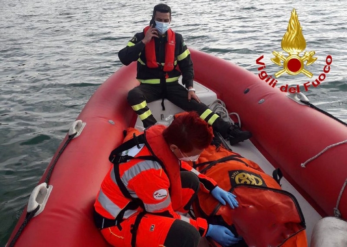 Si sente male in spiaggia, portato all’ambulanza con il gommone