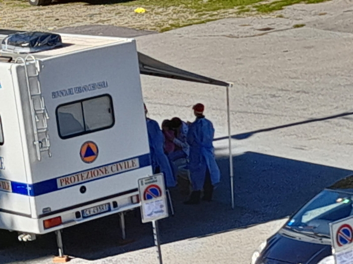 All’hotspot dello stadio i tamponi Covid-19 dei 28 alunni delle materne di Vezzo