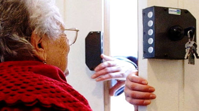Finti tecnici dell’acquedotto truffano a domicilio un’anziana