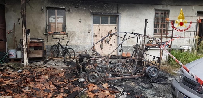 Tettoia a fuoco: distrutta una microcar e danneggiata un'auto