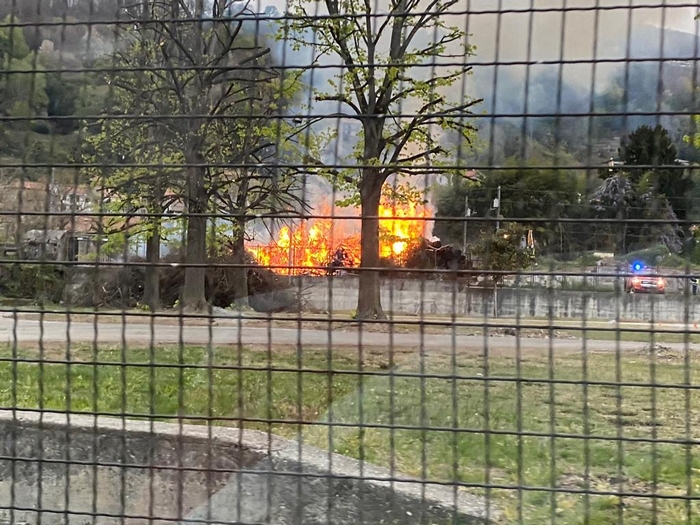 A fuoco una catasta di legna e rami tagliati