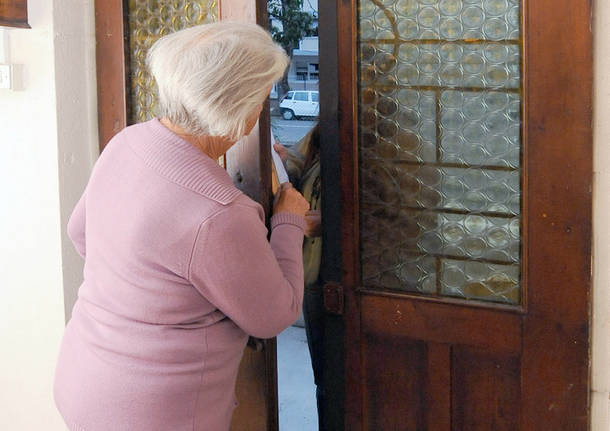 Finti addetti del gas truffano coppia di anziani