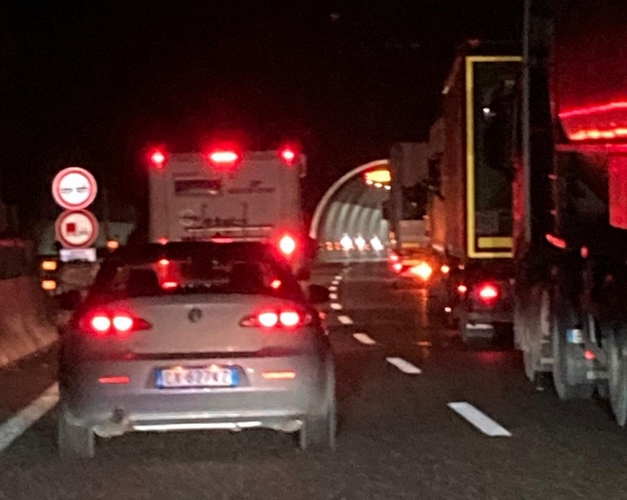 Auto in fiamme in galleria, chiusa l’A26: traffico in tilt nel Vergante