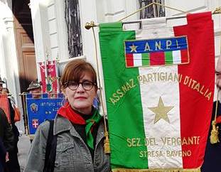 Critiche social al post con la torta di compleanno del Fuhrer: ex sindaco assolta
