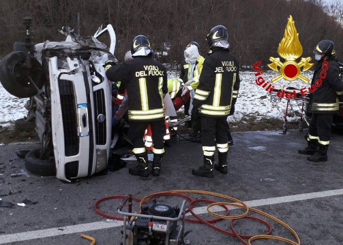 Auto sbanda, urta due mezzi e si ribalta (foto)