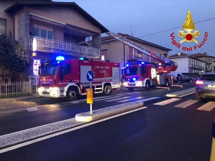 In fiamme il tetto di una palazzina