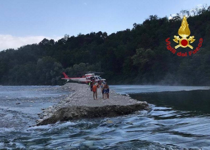 Bagnanti bloccati sull’isolotto in mezzo al Ticino recuperati dall’elicottero