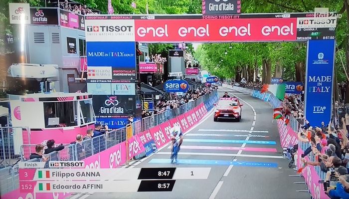 Super-Ganna domina la cronometro e si riprende la maglia rosa