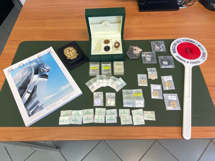 In dogana con pezzi di ricambio d’orologi di lusso: 70enne denunciato