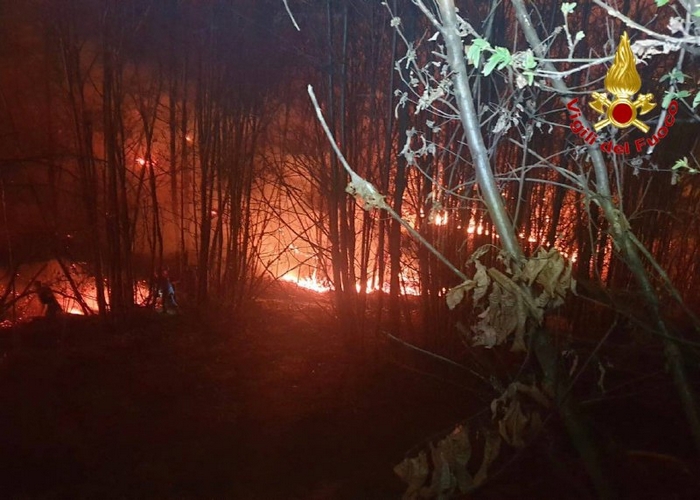 Incendio nel bosco minaccia una chiesa e abitazioni private
