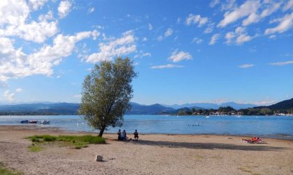 Domenica inizia la stagione balneare sui laghi: 11 spiagge “osservate speciali”