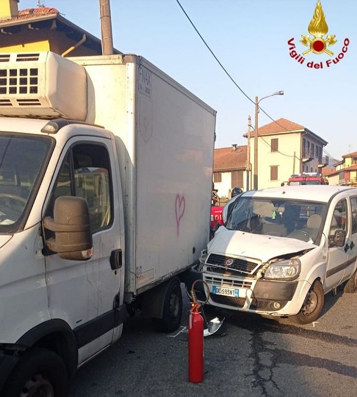 Furgone tampona un camion-frigo: un ferito