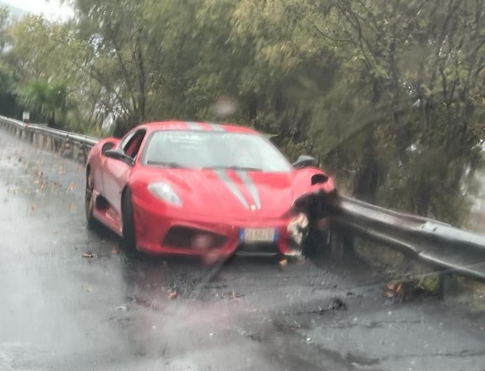 Ferrari fuori controllo sulla statale si schianta contro il guardrail 