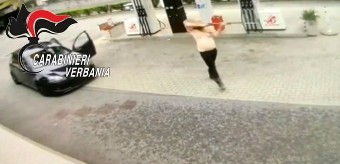 Oggi l'interrogatorio di garanzia dello svizzero che ha speronato 15 auto armato di fucile