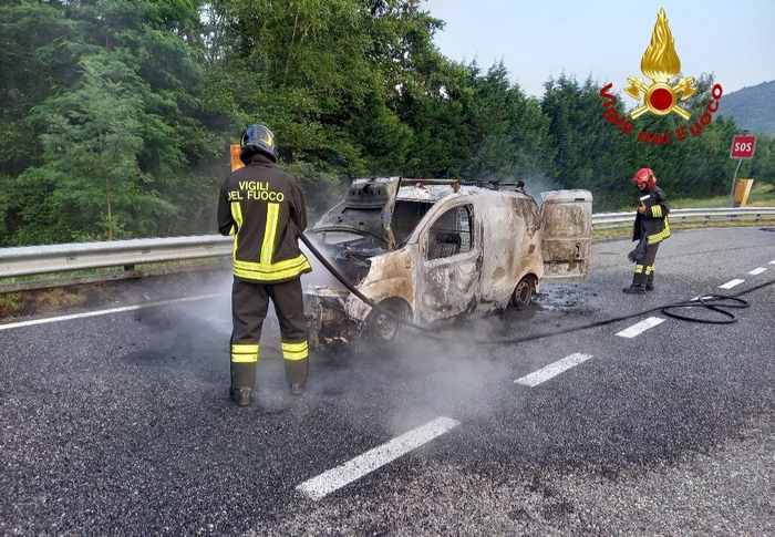 Furgone a fuoco in autostrada, illesi gli occupanti