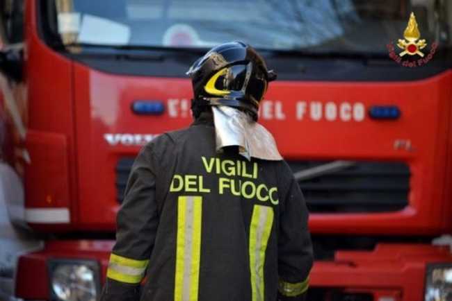 Gozzano, in fiamme il tetto di un'abitazione