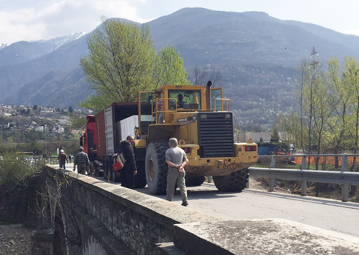 Liberato il ponte sul Toce dal camion incidentato