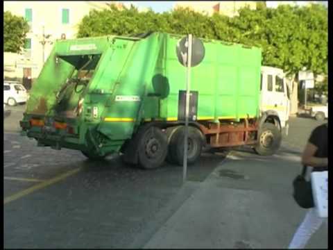 Camion dell'immondizia contro il ponte